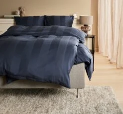 Parure De Lit Satin BARBO 240x220 Bleu Foncé -Royal Oak || DODO || Basic Soldes Magasin 194136