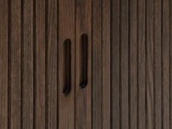 Buffet LYNGVIG 160 Cm 2 Portes Coulissantes Chêne Foncé -Royal Oak || DODO || Basic Soldes Magasin 213436