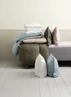 Parure De Lit Satin INGEBORG 240x220 Blanc 8 Parure De Lit Satin INGEBORG 240x220 Blanc -Royal Oak || DODO || Basic Soldes Magasin 220799